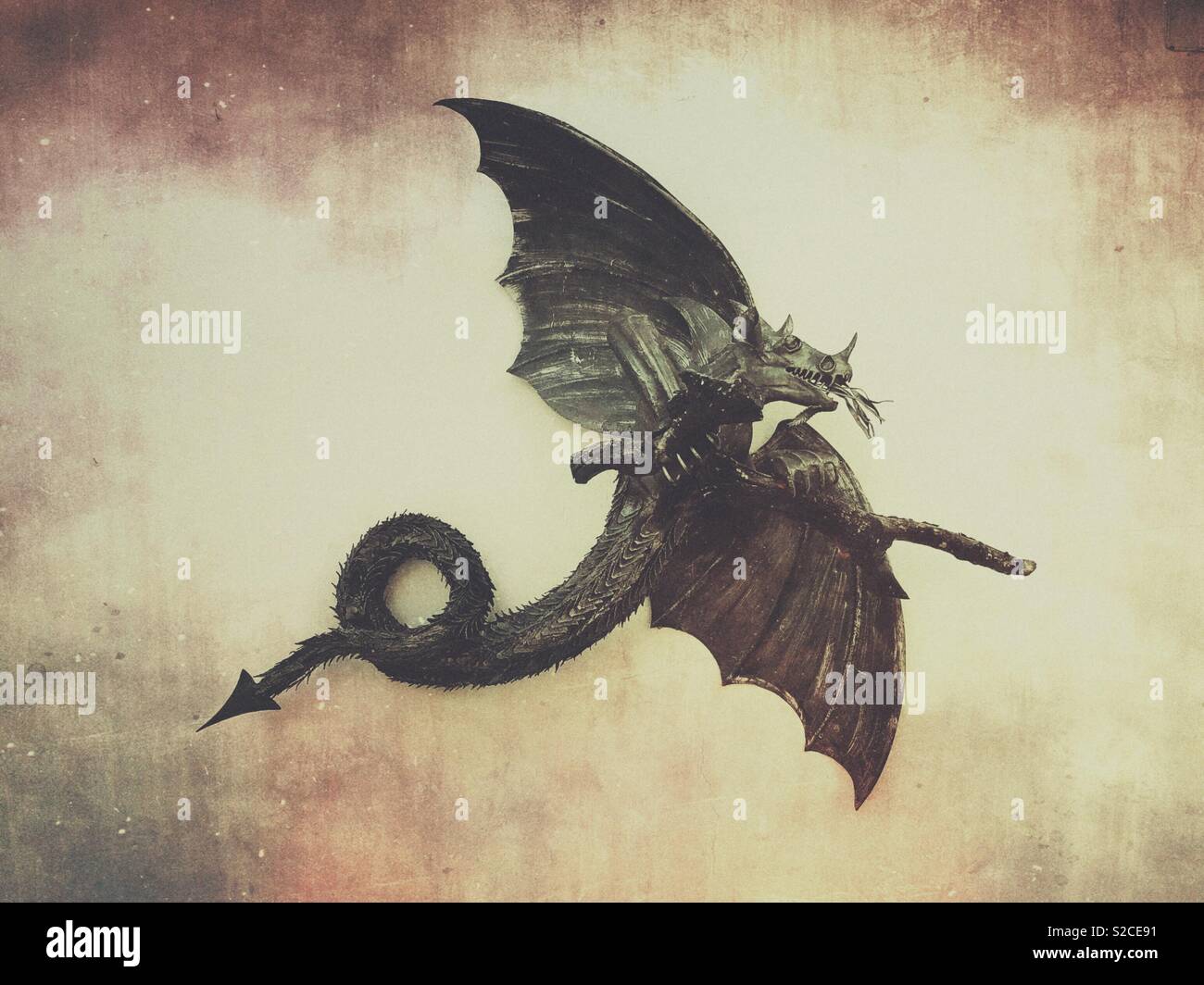 Dragon Figur aus Schmiedeeisen - Smartphone-aufgenommenes Stockfoto