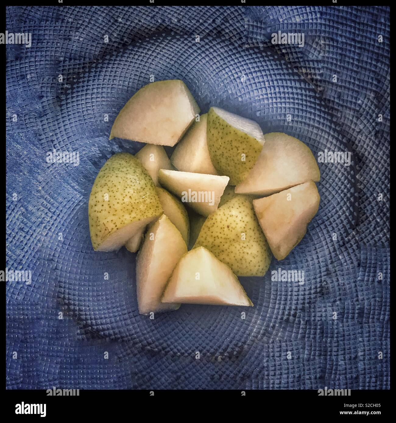 Gehackte Birnen auf blauem Hintergrund. Stockfoto