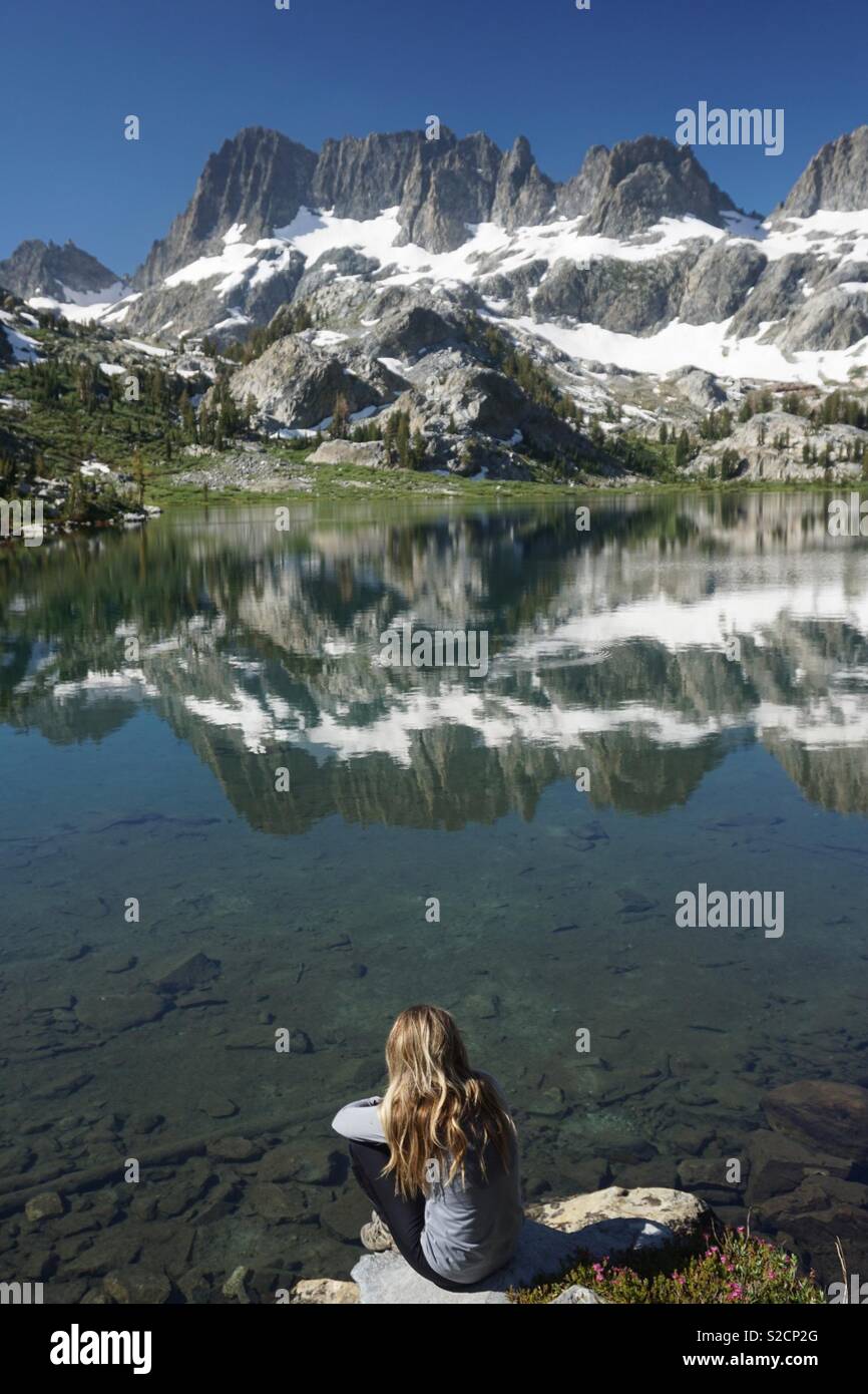 Meine Frau sitzt auf Ediza See mit den Minaretten in den Hintergrund und Reflexion. Stockfoto