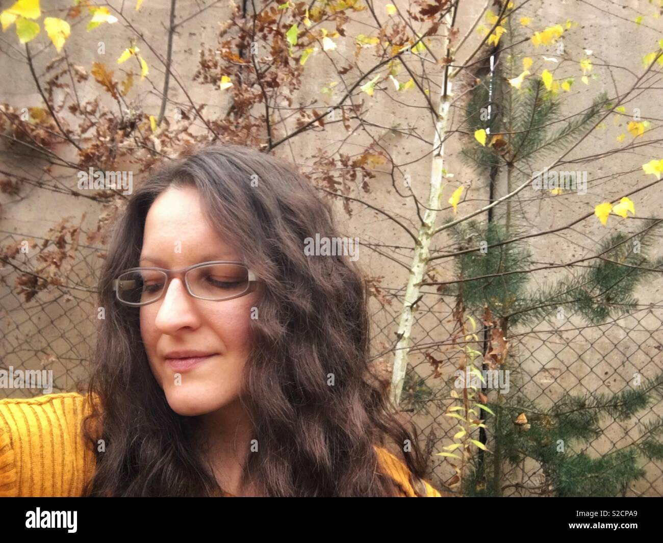 Selfie einer jungen Frau im Herbst Saison Stockfoto