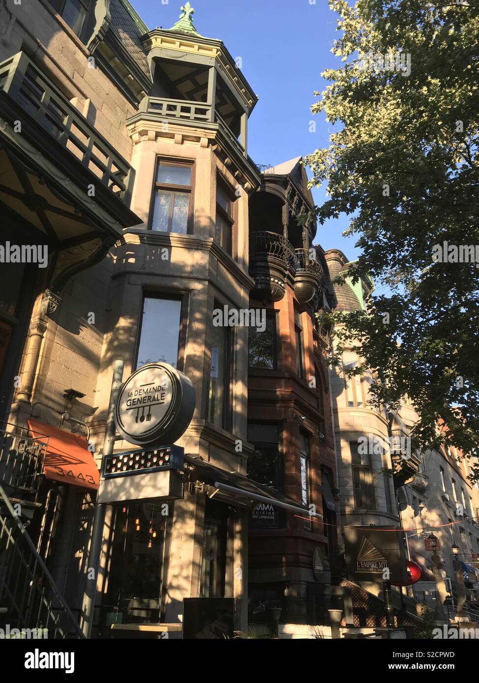 Sommerabend auf der Rue St-Denis, Plateau Mont-Royal, Montréal, Québec, Kanada Stockfoto