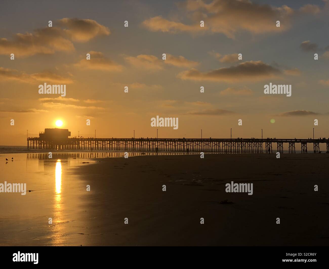 Sonnenuntergang am Newport Beach Pier Stockfoto