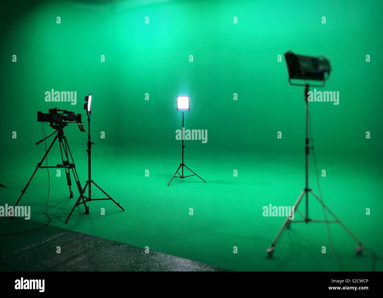 Videokamera und LED-Leuchten in einem greenkey Studio bereit für ein Fernsehen schießen Stockfoto