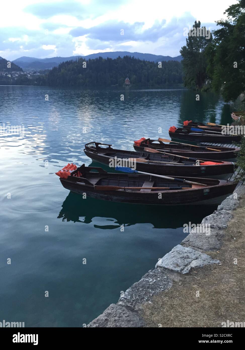 Ruderboote. Der See von Bled, Slowenien Stockfoto