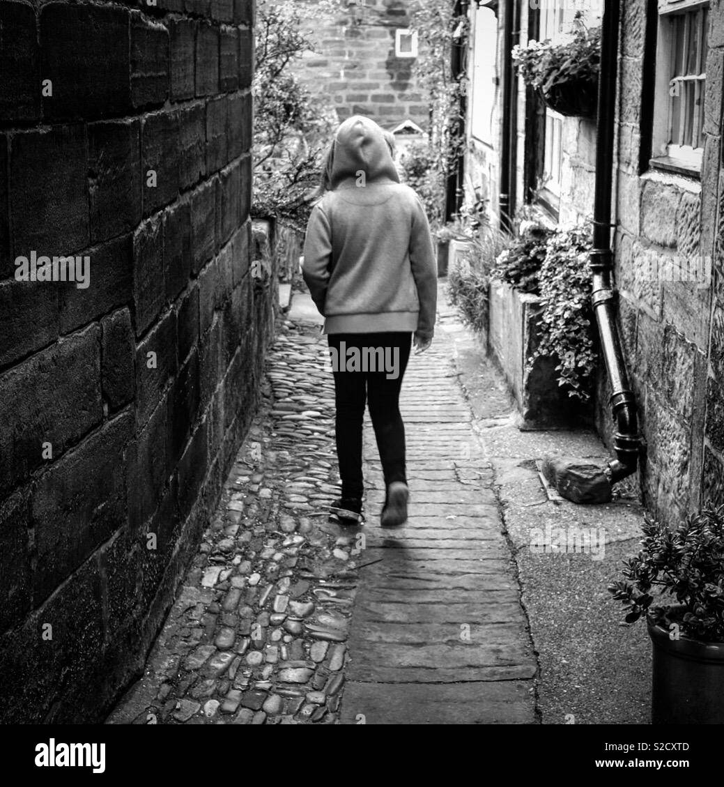 Erkunden Sie die Gassen von Robin Hoods Bay. Stockfoto