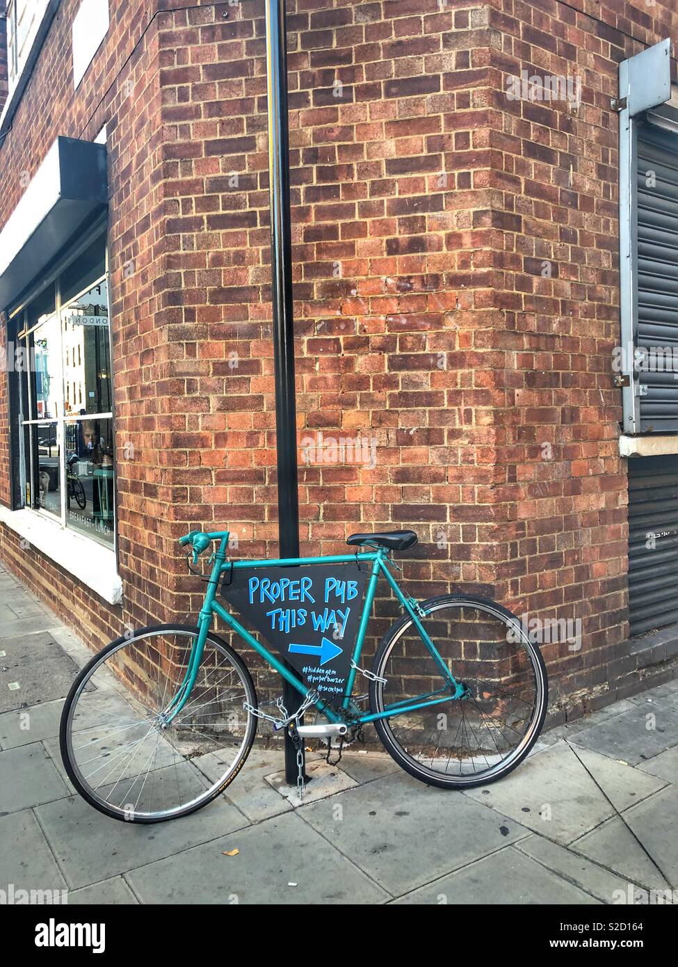 Ordnungsgemäße pub so Fahrrad signage in Shoreditch, London, England Stockfoto