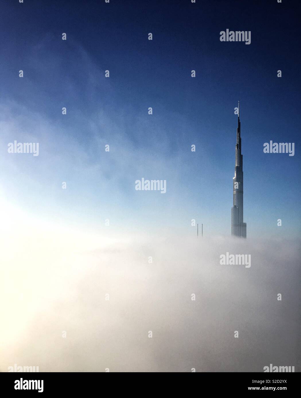 Ein nebeliger Morgen über Dubai Stockfoto