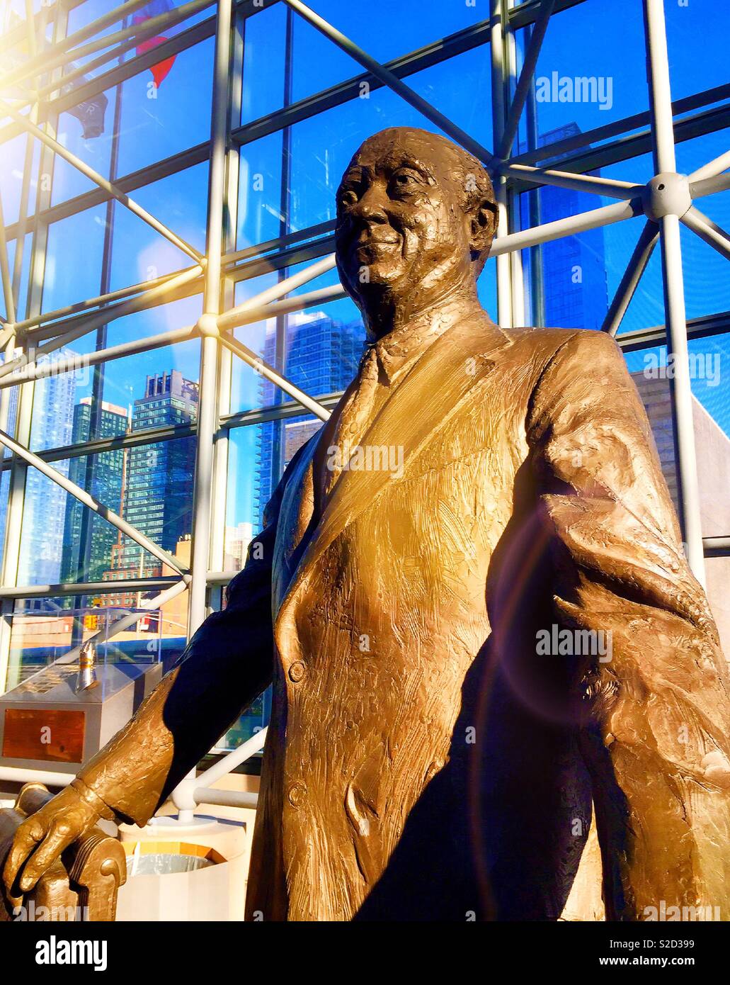 Bronzestatue von Jacob Javits, Javits Convention Center in New York City, USAA - Smartphone-aufgenommenes Stockfoto