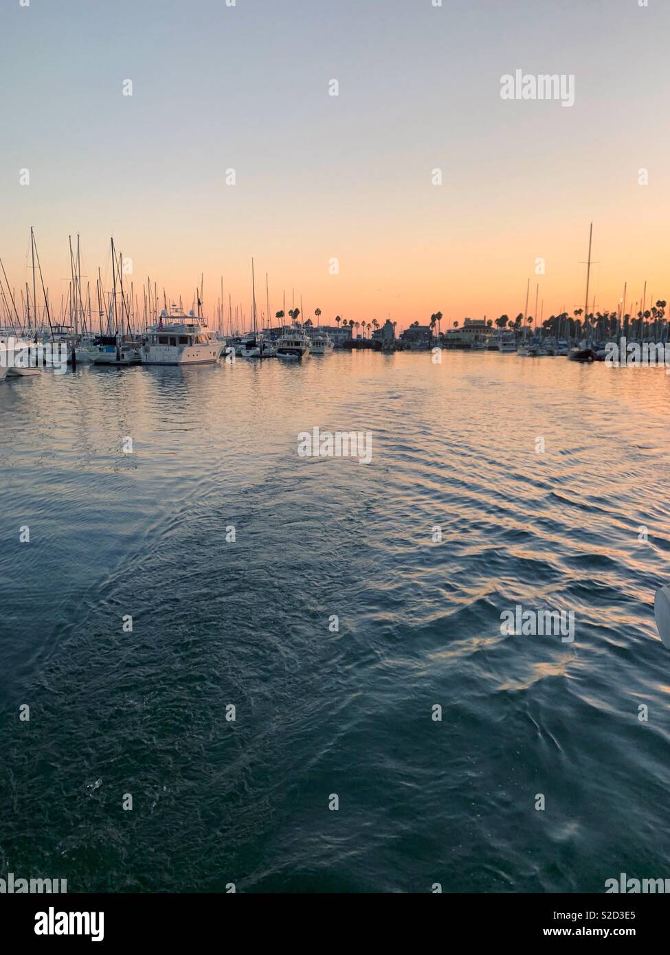 Abfahrt Santa Barbara Hafen bei Sonnenuntergang, Oktober 2018. Stockfoto