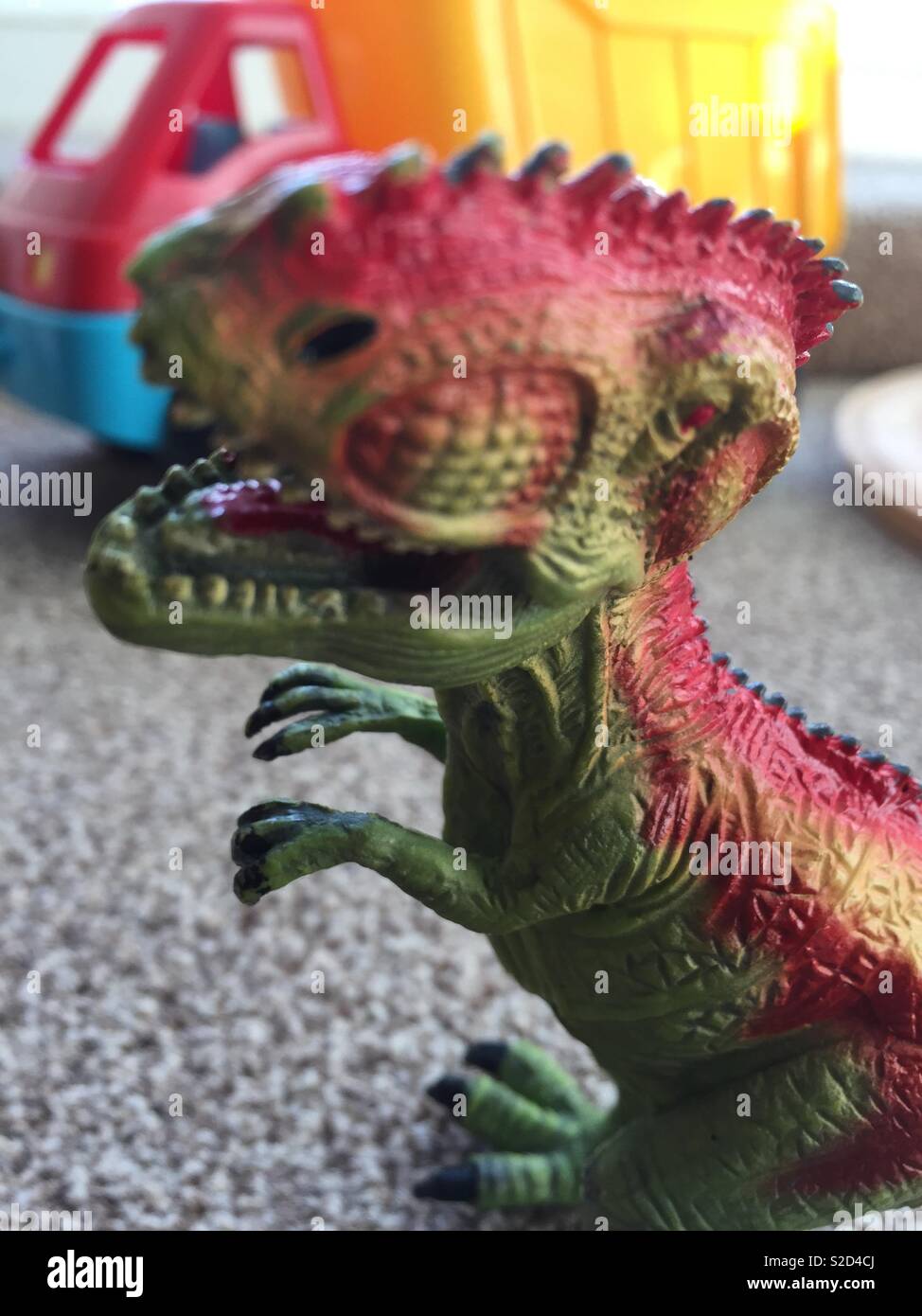 In der Nähe des Kindes Dinosaurier Spielzeug Stockfoto
