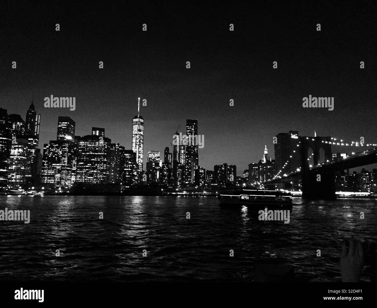 New York Skyline bei Nacht Stockfoto