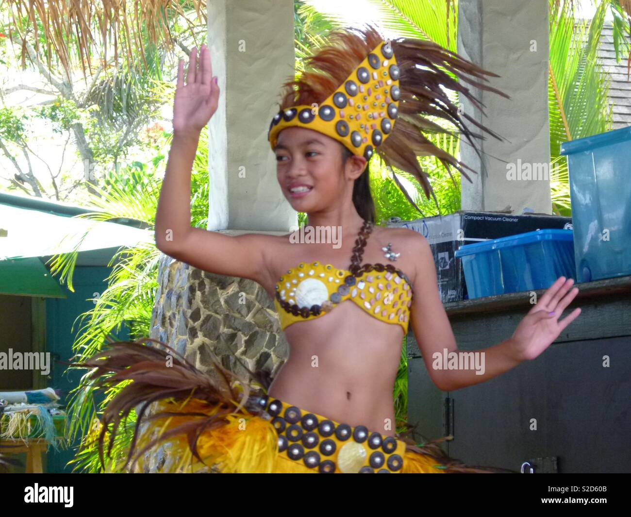 Junge Mädchen tanzen die tamure auf Rarotonga, Cook Inseln Stockfoto