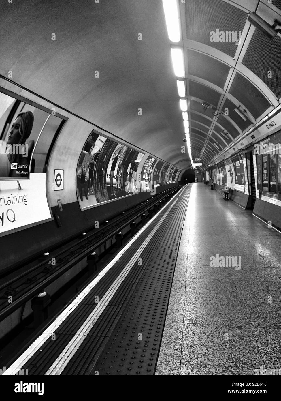 Einsame St. Paul's tube station London. Stockfoto