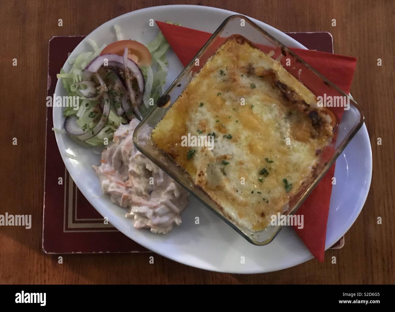Lasagne an der Rose und Crown, Carmarthen, Wales. - Smartphone-aufgenommenes Stockfoto