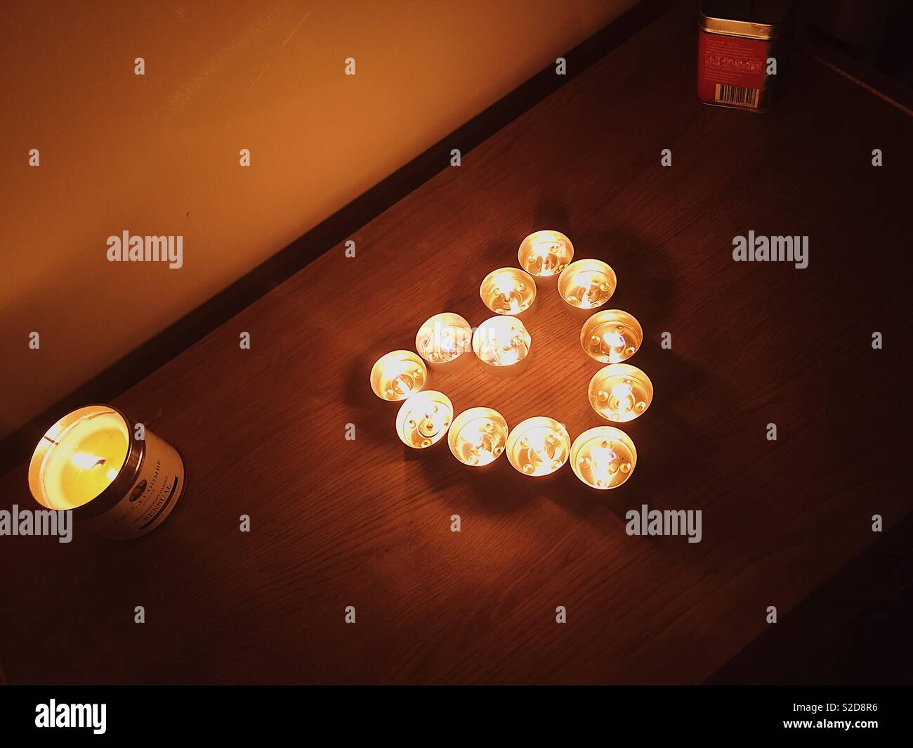 Hübsche Teelichter in einem Herzen Stockfotografie - Alamy