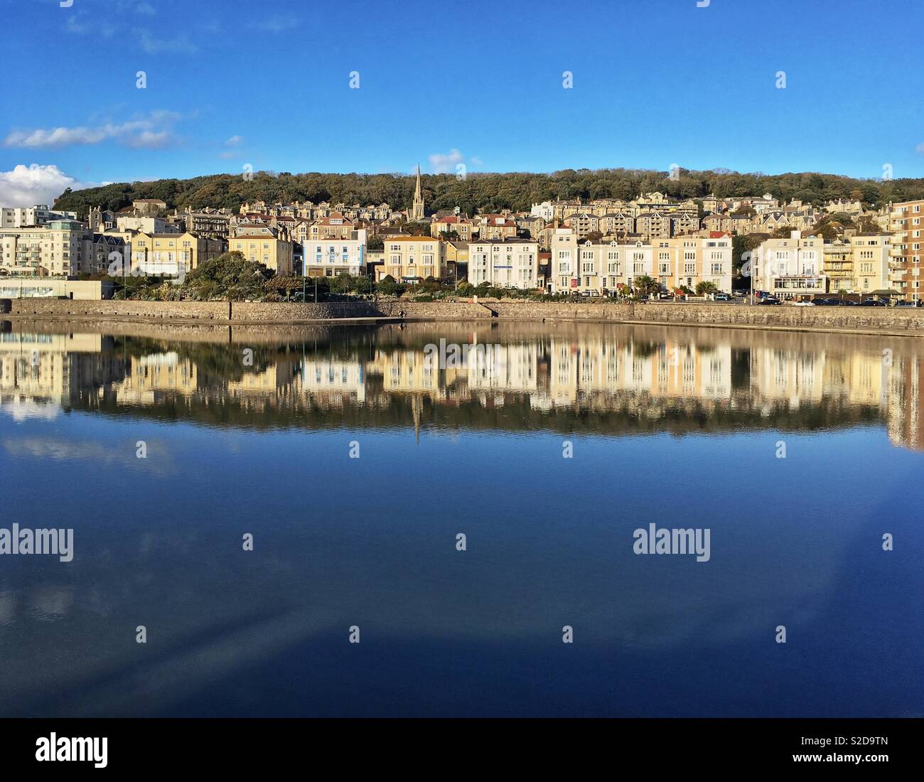 Gebäude auf einem Hang in der Marine See in Weston-super-Mare, Großbritannien Stockfoto