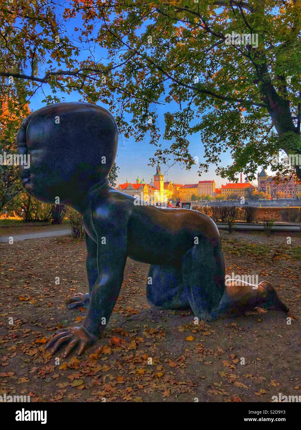 Merkwürdige Statuen in Prag - Die bronze Babys bei Kampa Park. Stockfoto