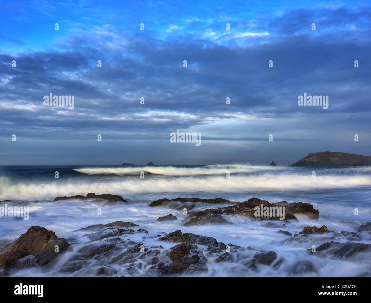 Raue See über Boobys Bay, North Cornwall, England, Ende Oktober. - Smartphone-aufgenommenes Stockfoto