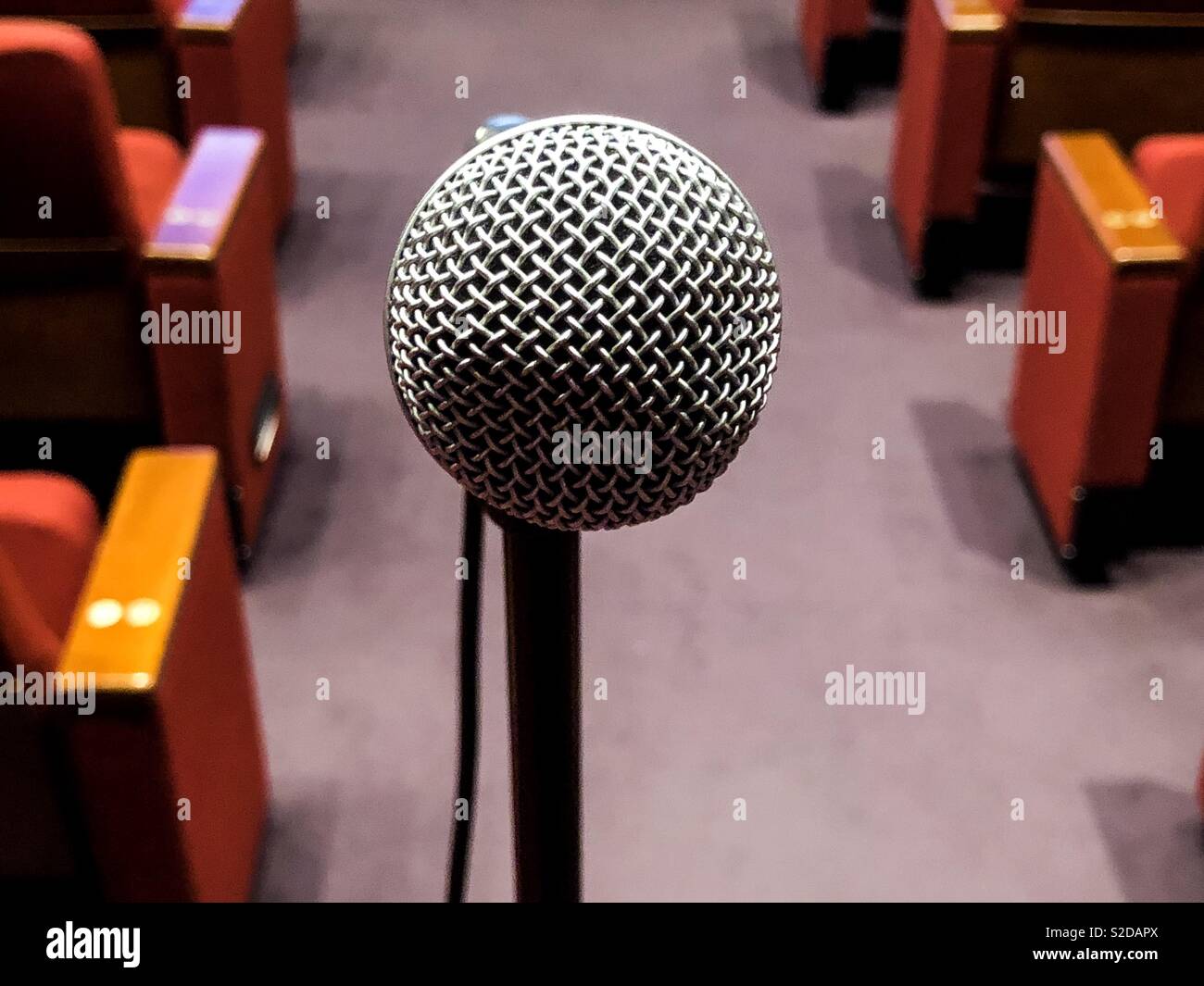 Mikrofon Telefon und Ständer - Smartphone-aufgenommenes Stockfoto