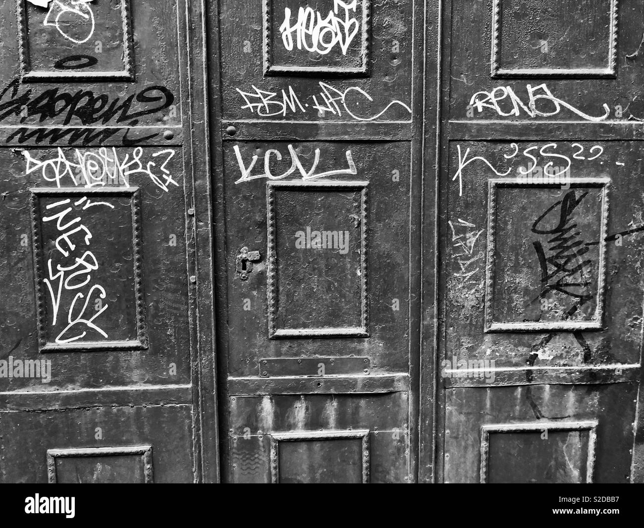 Detail und Graffiti auf alte Tür in Budapest, Ungarn. Stockfoto