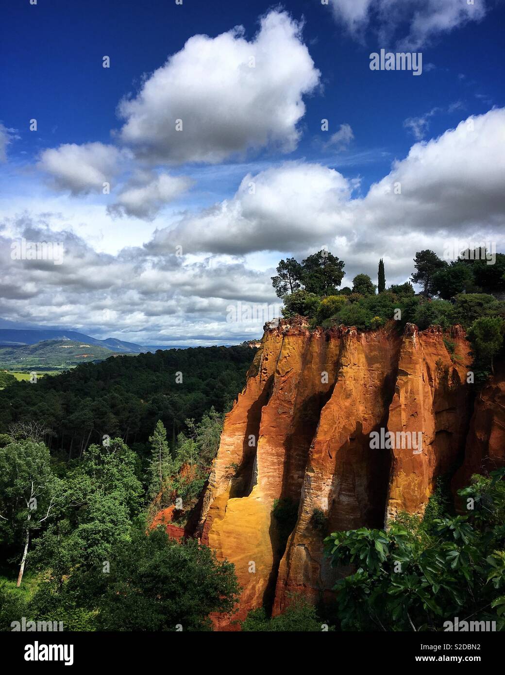 Das Roussillon, ockerfarbenen Klippen. Stockfoto