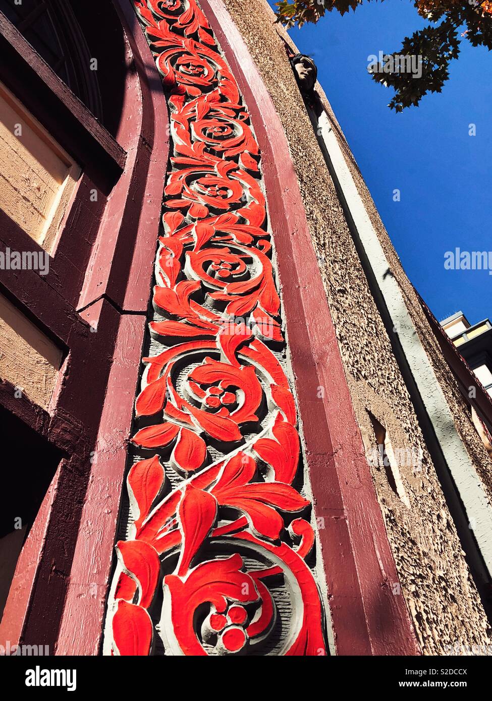 Geschnitzte architektonisches Detail rot lackiert in Tacoma, WA Stockfoto