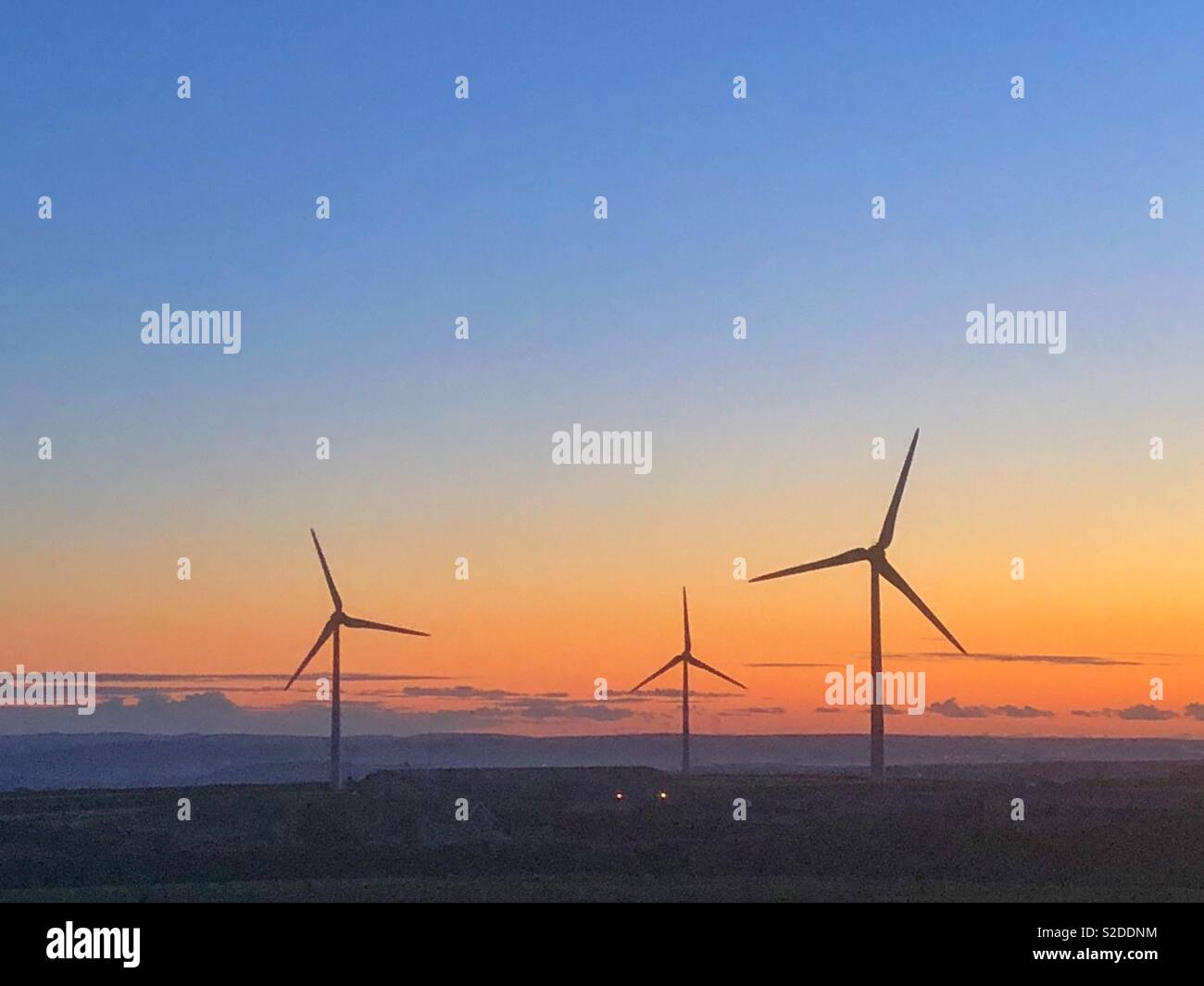 Windmühlen gegen ein Abendhimmel, Cornwall, England. Stockfoto