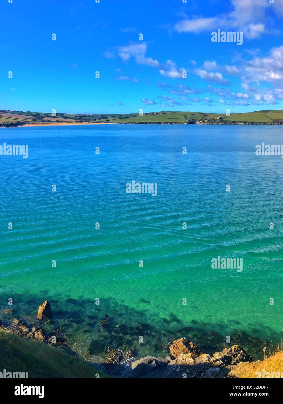 Blick über das Kamel Mündung von daymer Bay in Richtung Hafen Cove, Flut, in der Nähe von Padstow, North Cornwall, Ende Oktober - Smartphone-aufgenommenes Stockfoto