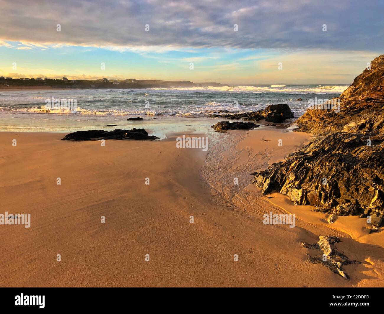 Constantine Bay, Flut, North Cornwall, am frühen Morgen, Oktober. - Smartphone-aufgenommenes Stockfoto