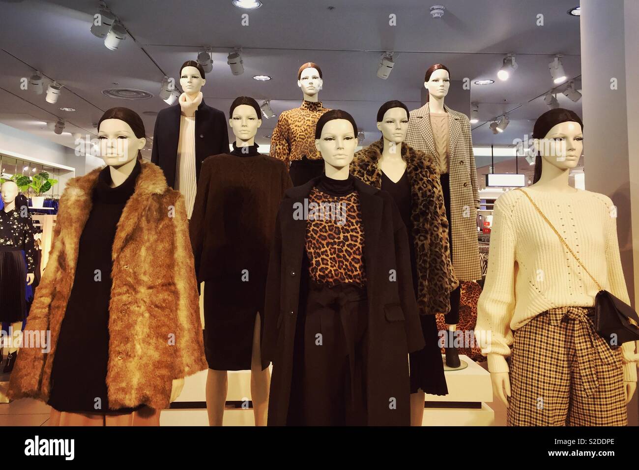 Mannequin Anzeige an Fashion High Street Store H&M, Herbst Winter Kleidung Stockfoto