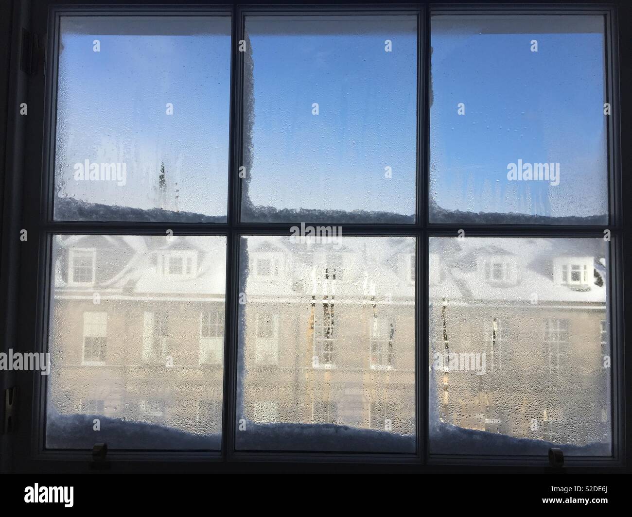 Fensterscheiben mit Kondensation an einem sonnigen verschneiten Tag in Edinburgh, Schottland Stockfoto