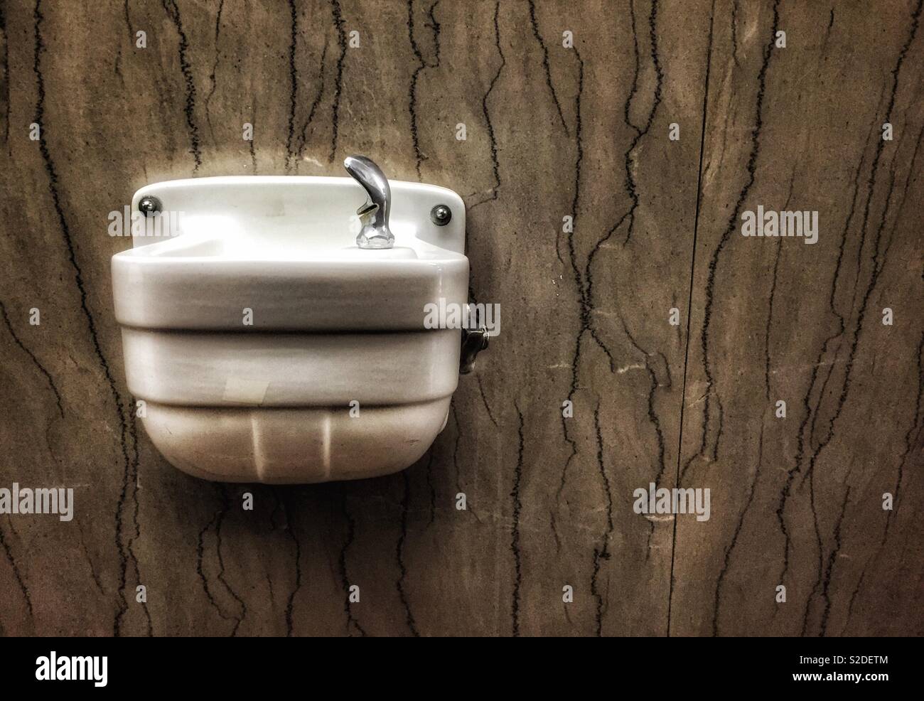 Porzellan Springbrunnen in einem alten Bürogebäude - Smartphone-aufgenommenes Stockfoto