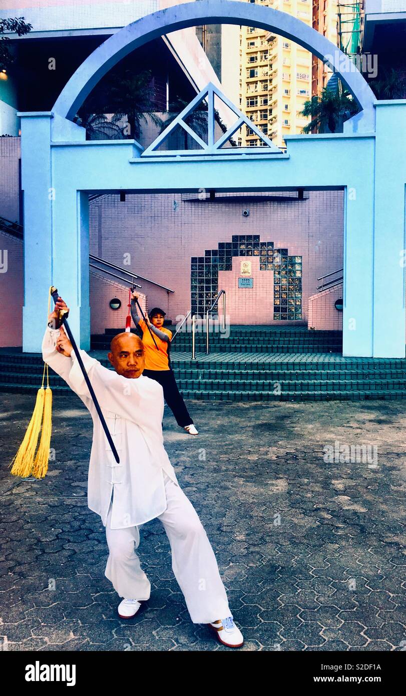 Ein chinesischer Mann tun, Tai Chi. - Smartphone-aufgenommenes Stockfoto
