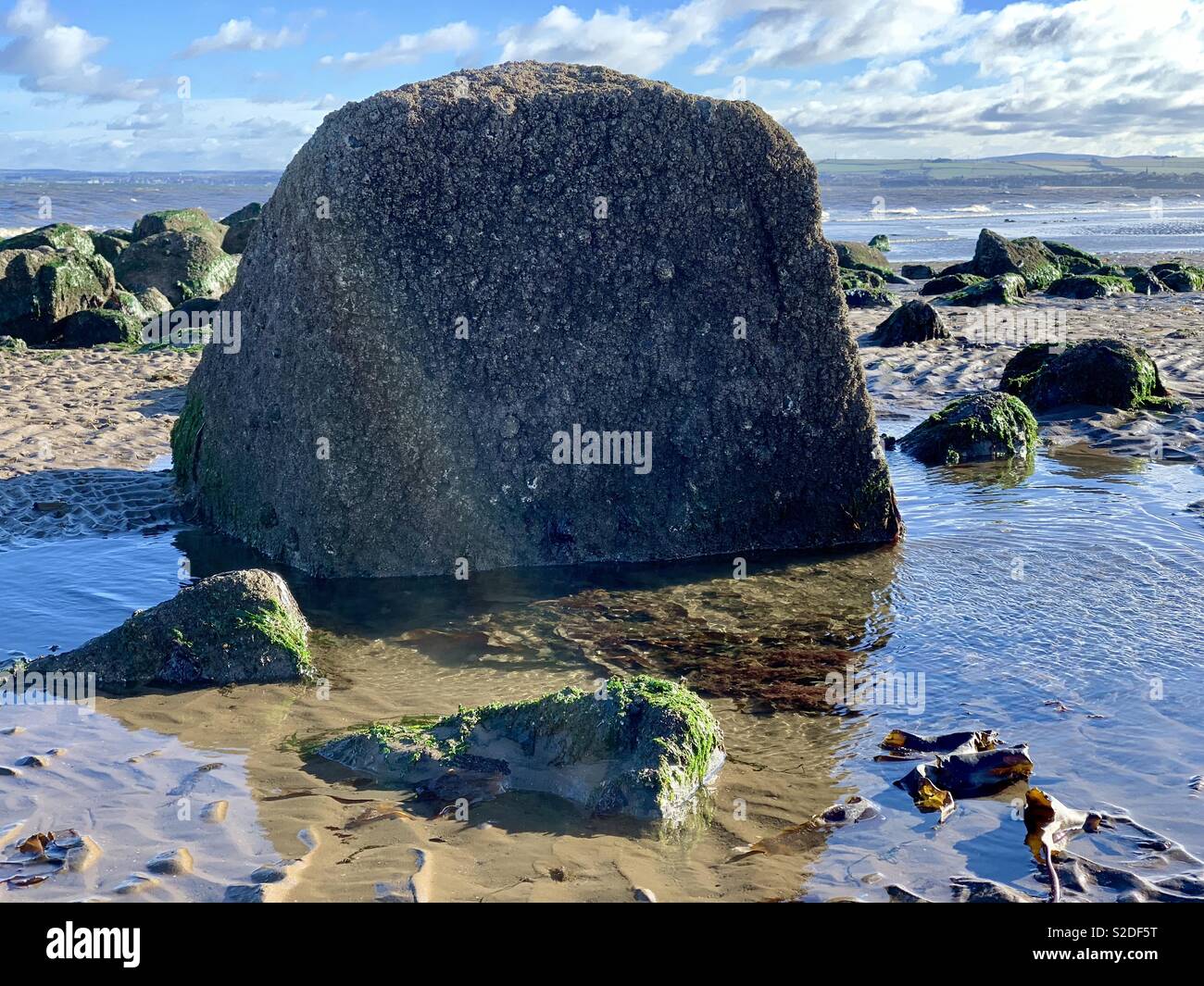 Zurückweichende Ebbe Felsen setzt auf einem Strand in Edinburgh Stockfoto