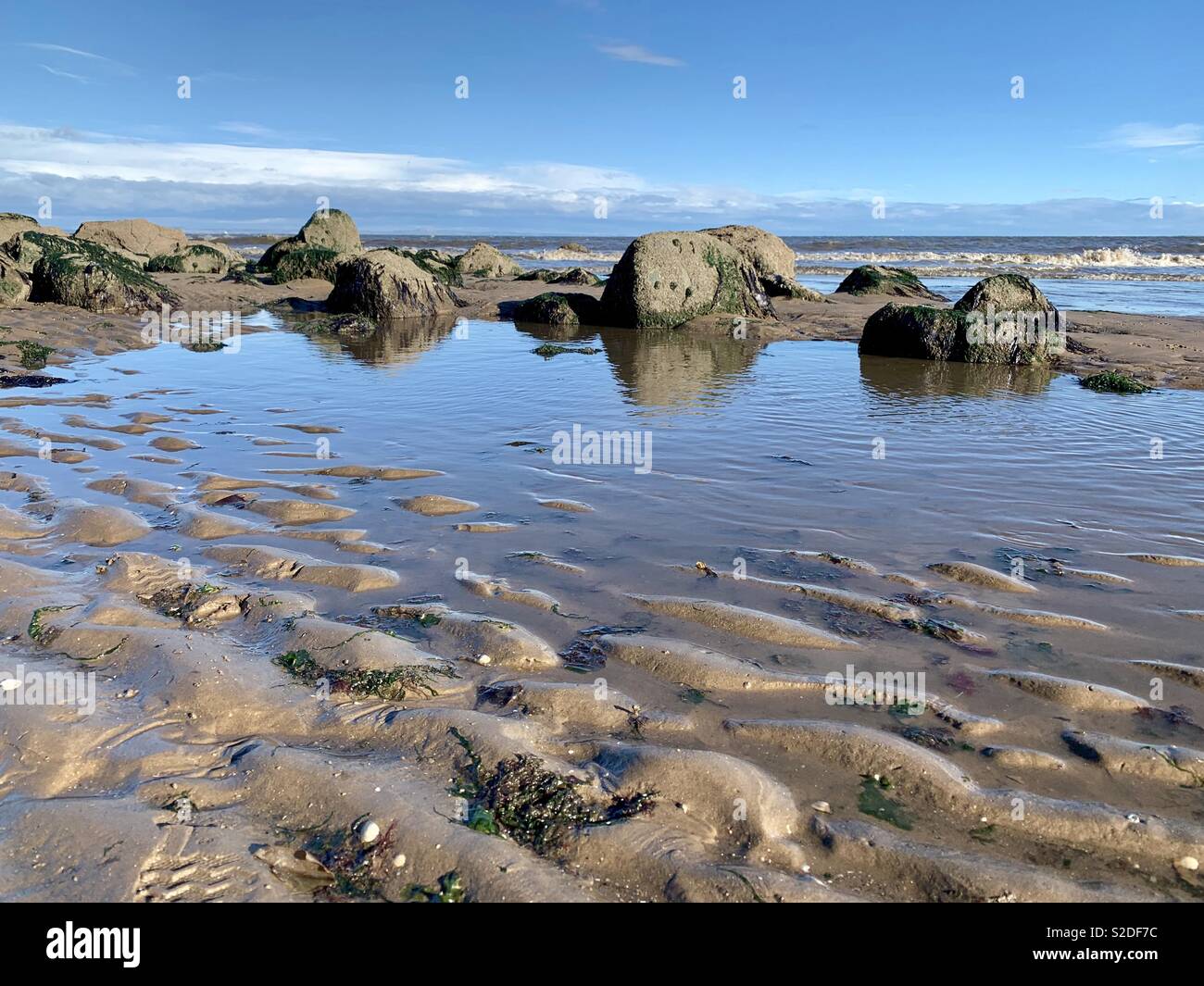 Zurückweichende Ebbe Felsen setzt auf einem Strand in Edinburgh Stockfoto