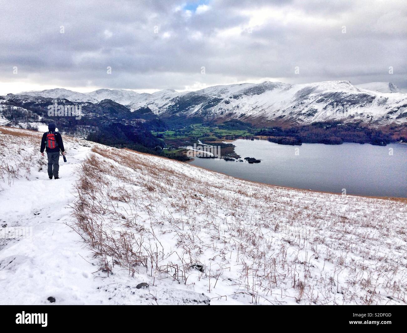 Wanderer im Schnee, Lake District Stockfoto