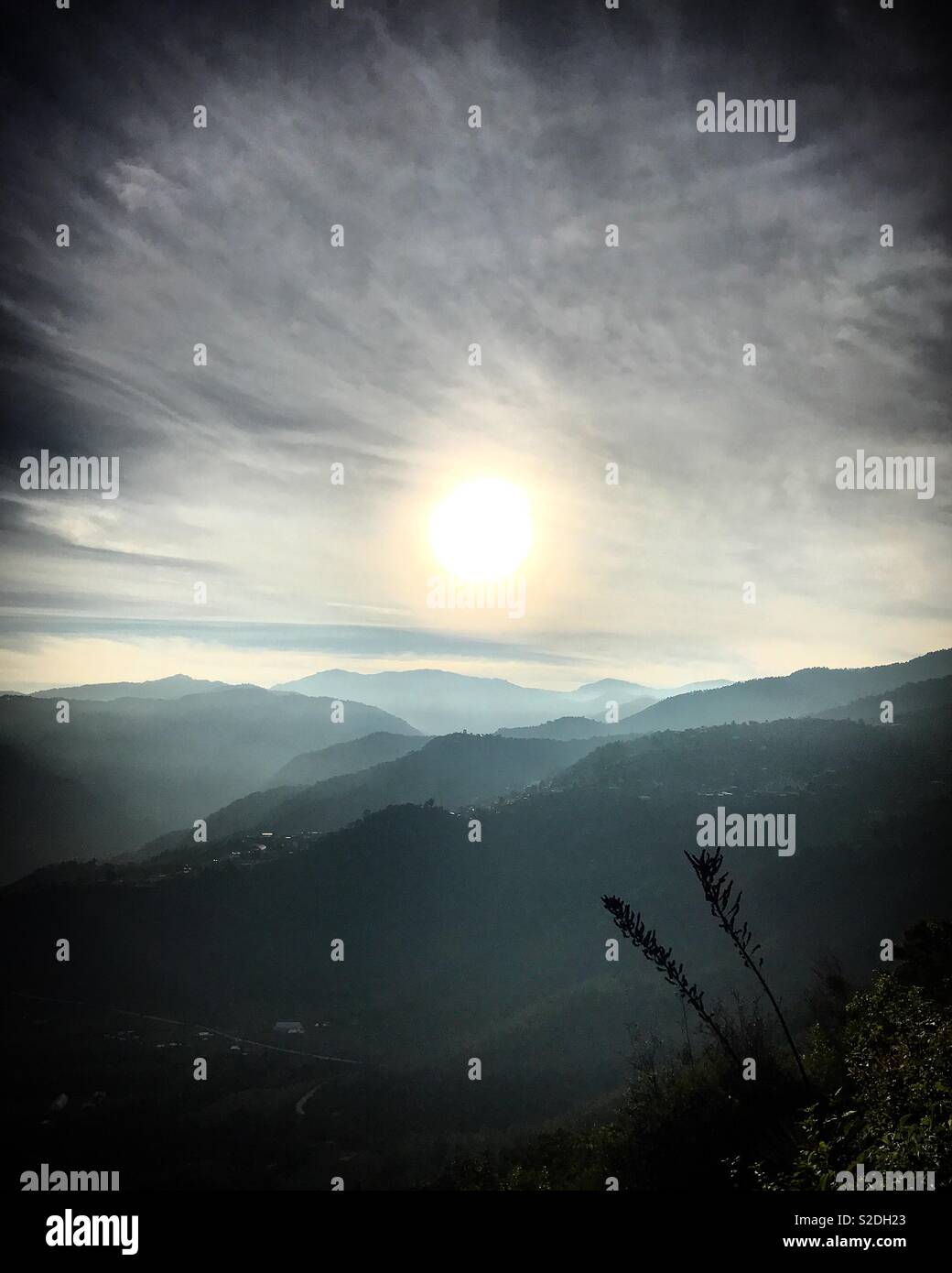 Die Sonne scheint vom Cerro del Jaguar in der Sierra Norte von Oaxaca, Mexiko gesehen Stockfoto