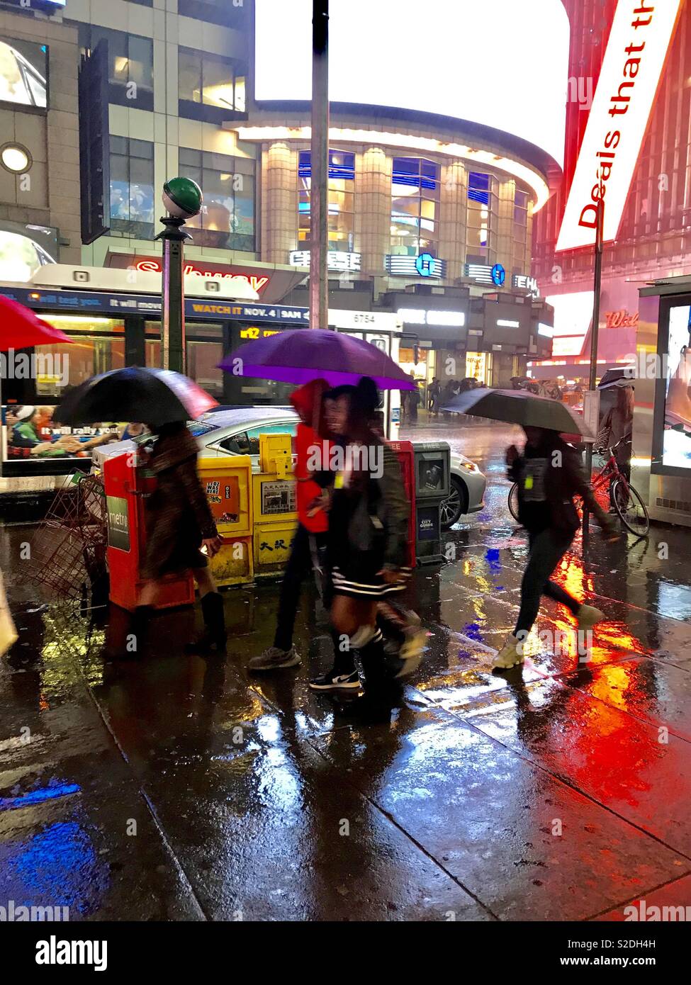 Wandern in New York City bei einem Gewitter. Stockfoto