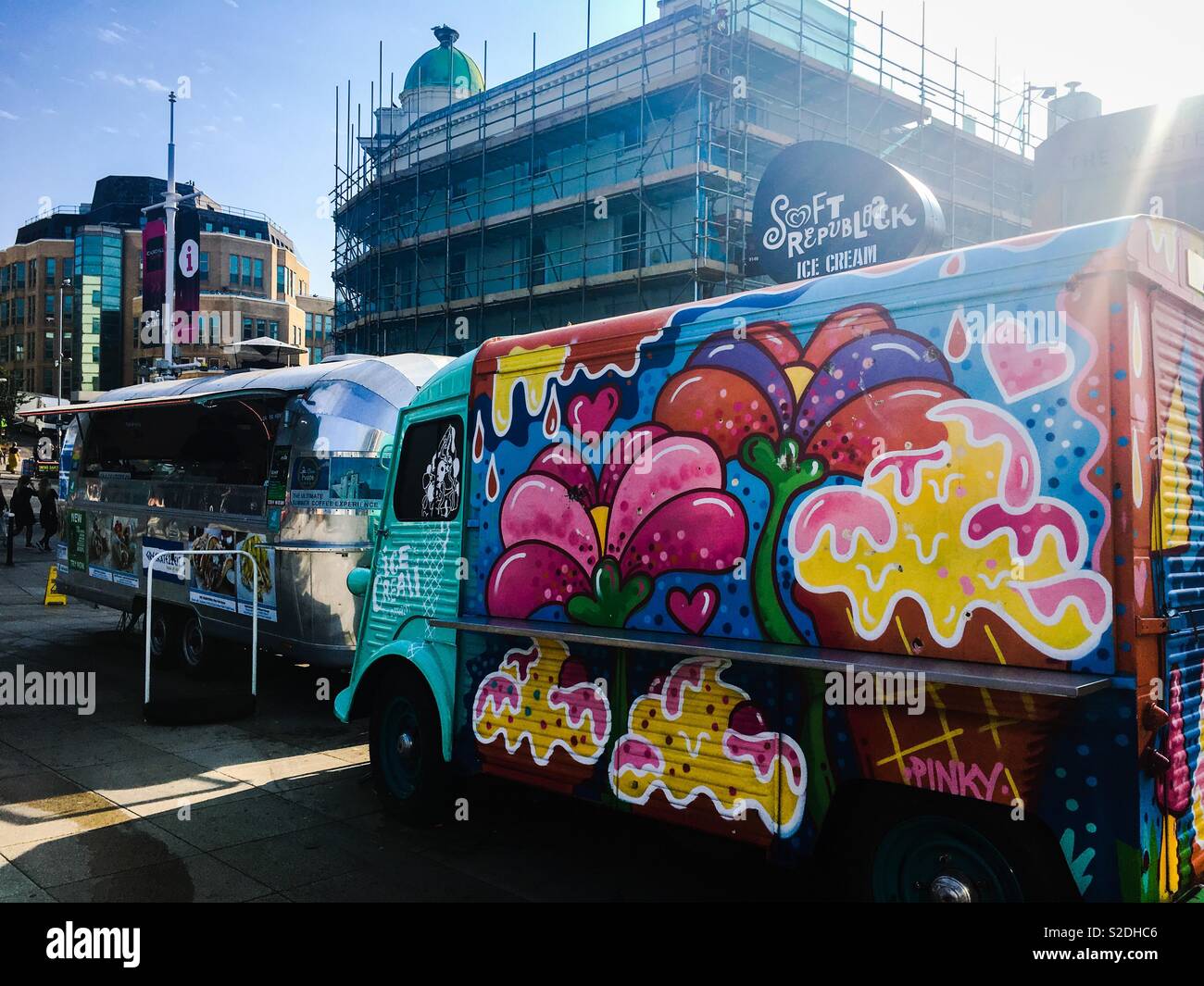 Zwei Stände außerhalb des Einkaufszentrum in Brighton, Großbritannien Stockfoto