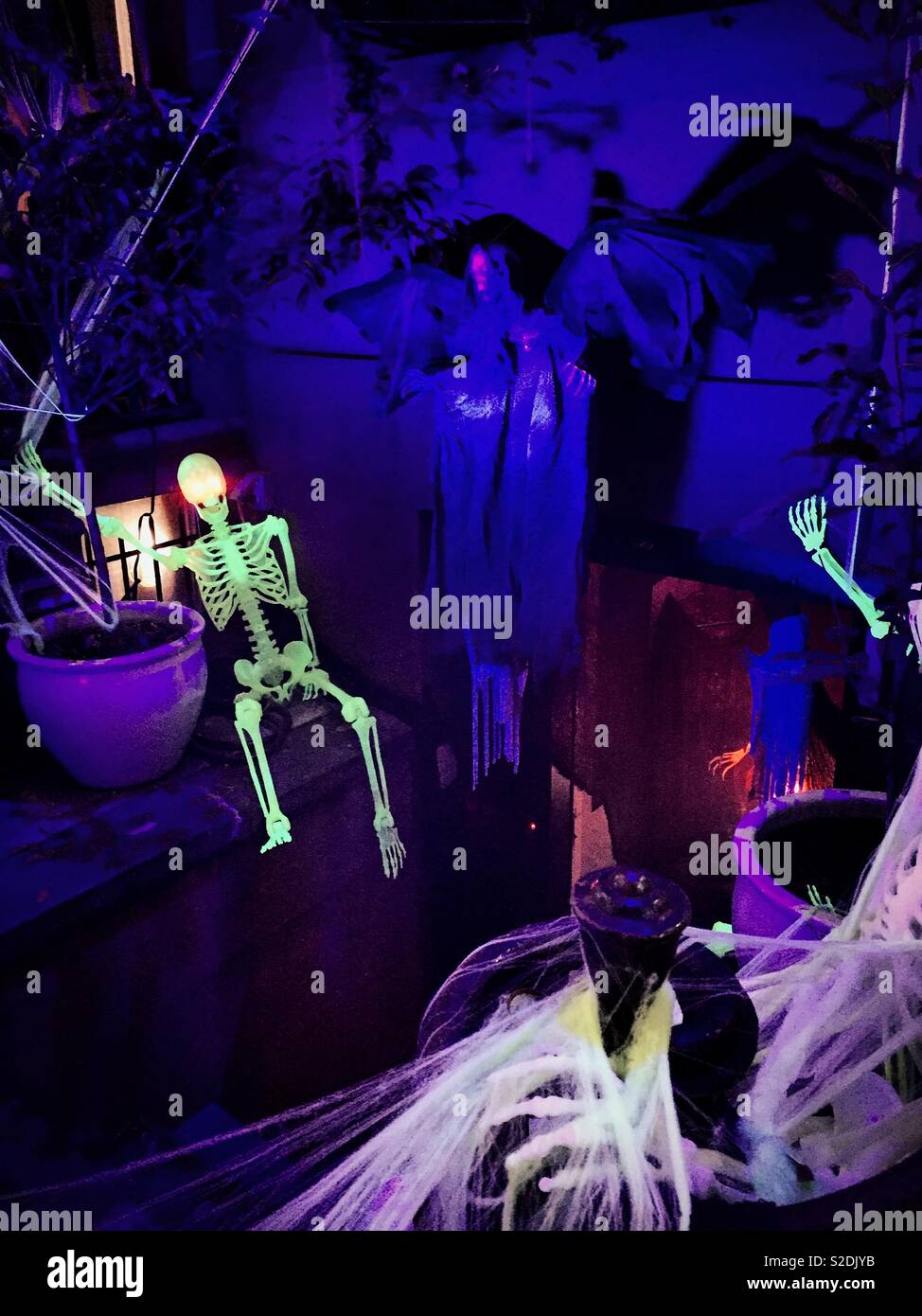 Hell leuchtende Skelett und andere Halloween Dekorationen auf einem brownstone Building, Murray Hill, New York, USA - Smartphone-aufgenommenes Stockfoto