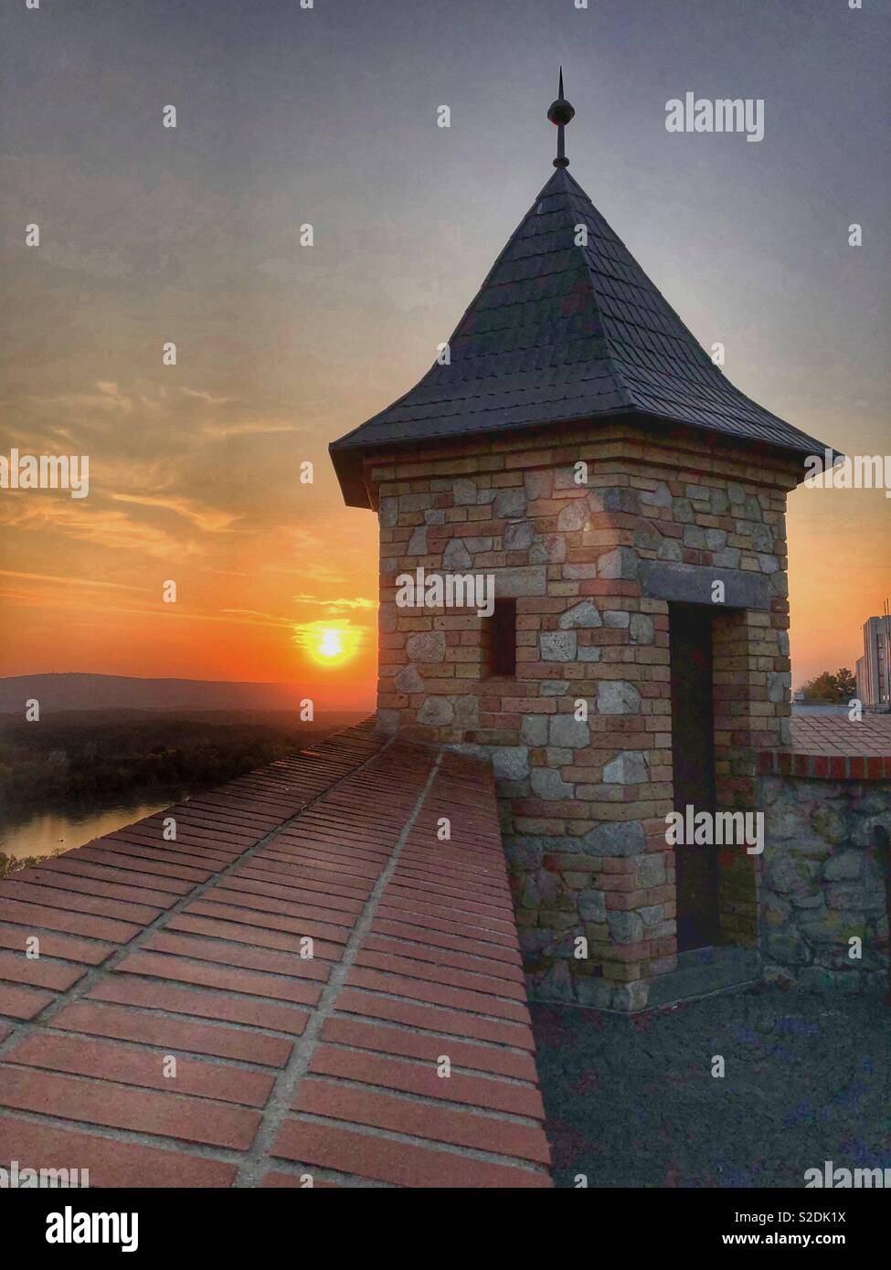 Sonnenuntergang über der Donau in Bratislava. Stockfoto