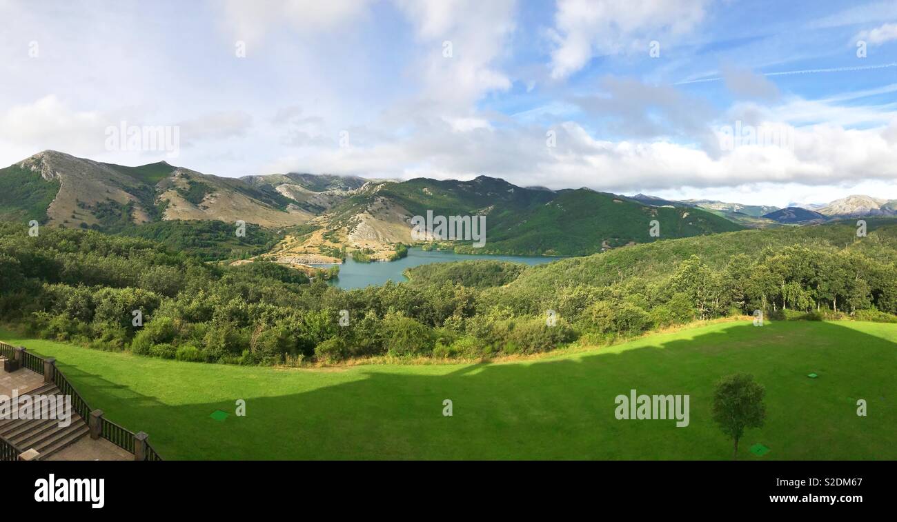 Berglandschaft. Panoramablick. Naturschutzgebiet Fuentes Carrionas y Fuente Cobre, Provinz Palencia, Castilla Leon, Spanien. Stockfoto