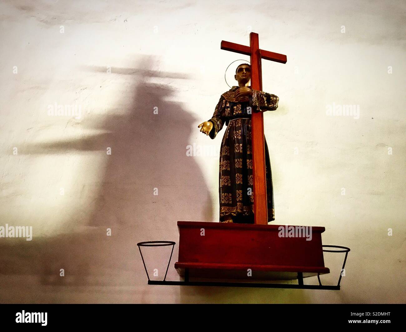 Ein Bild von einem heiligen Holding ein Kreuz schmückt eine Kirche in Oaxaca, Mexiko Stockfoto