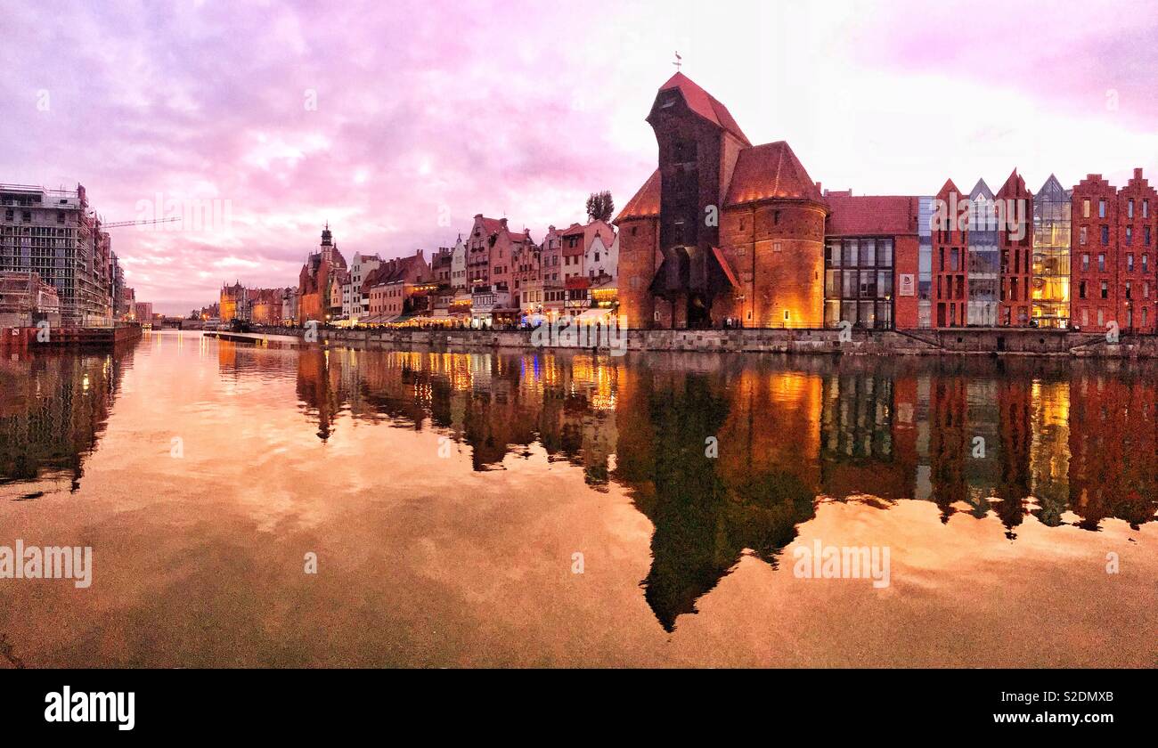 Schönen Stadt Danzig, Polen. Fluss Mottlau. Sonnenuntergang Blick auf die Altstadt. Stockfoto