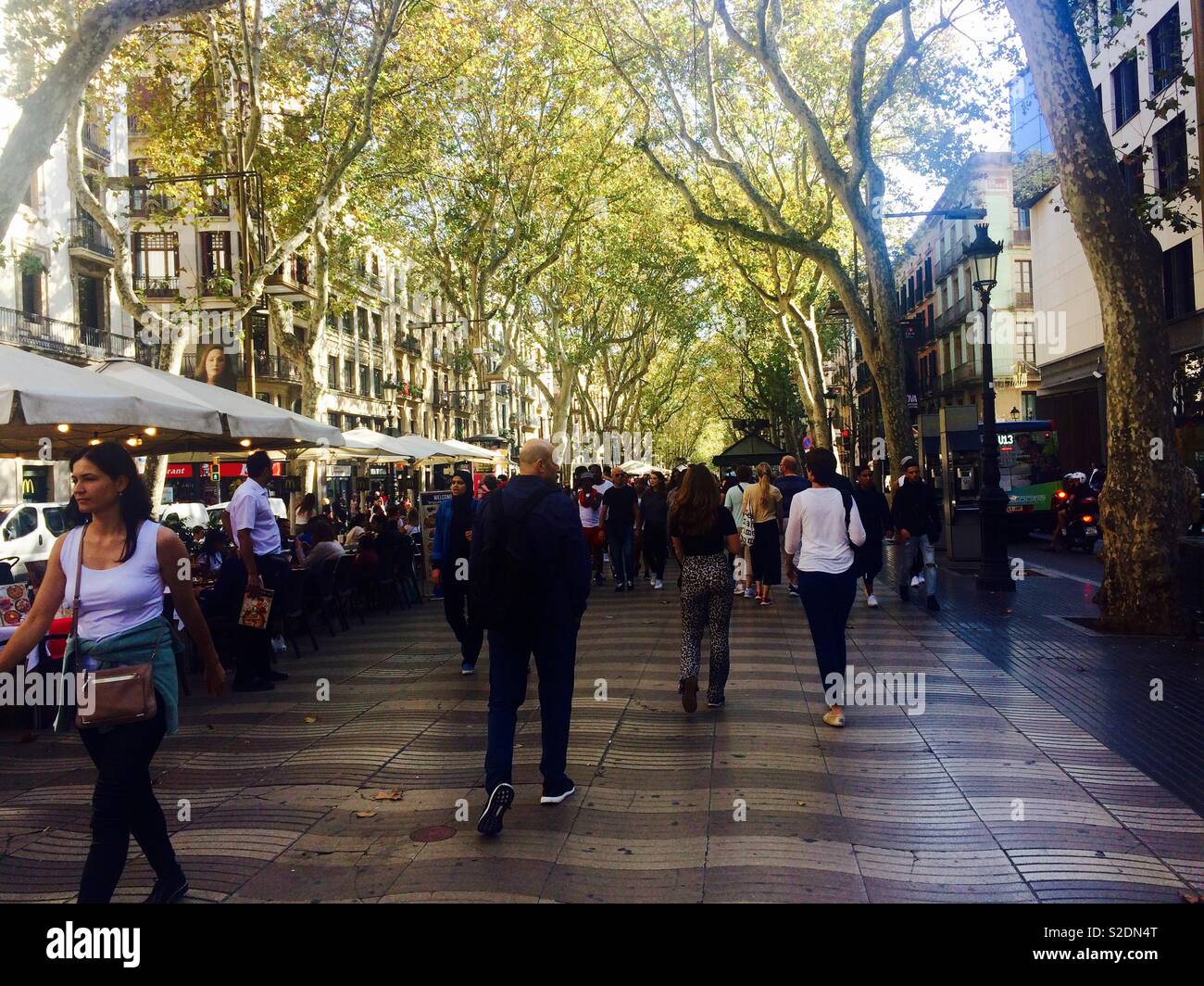 La Rambla ein Gehweg oder Fußgängerzone im Stadtzentrum von Barcelona Spanien an einem sonnigen Herbsttag - Smartphone-aufgenommenes Stockfoto