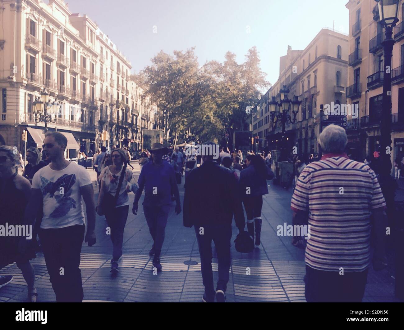 Geschäftige Fußgängerzone des Stadtzentrums Barcelonas, La Rambla in Spanien, während des Autumn Concept Travel und Tourismus - Smartphone-aufgenommenes Stockfoto