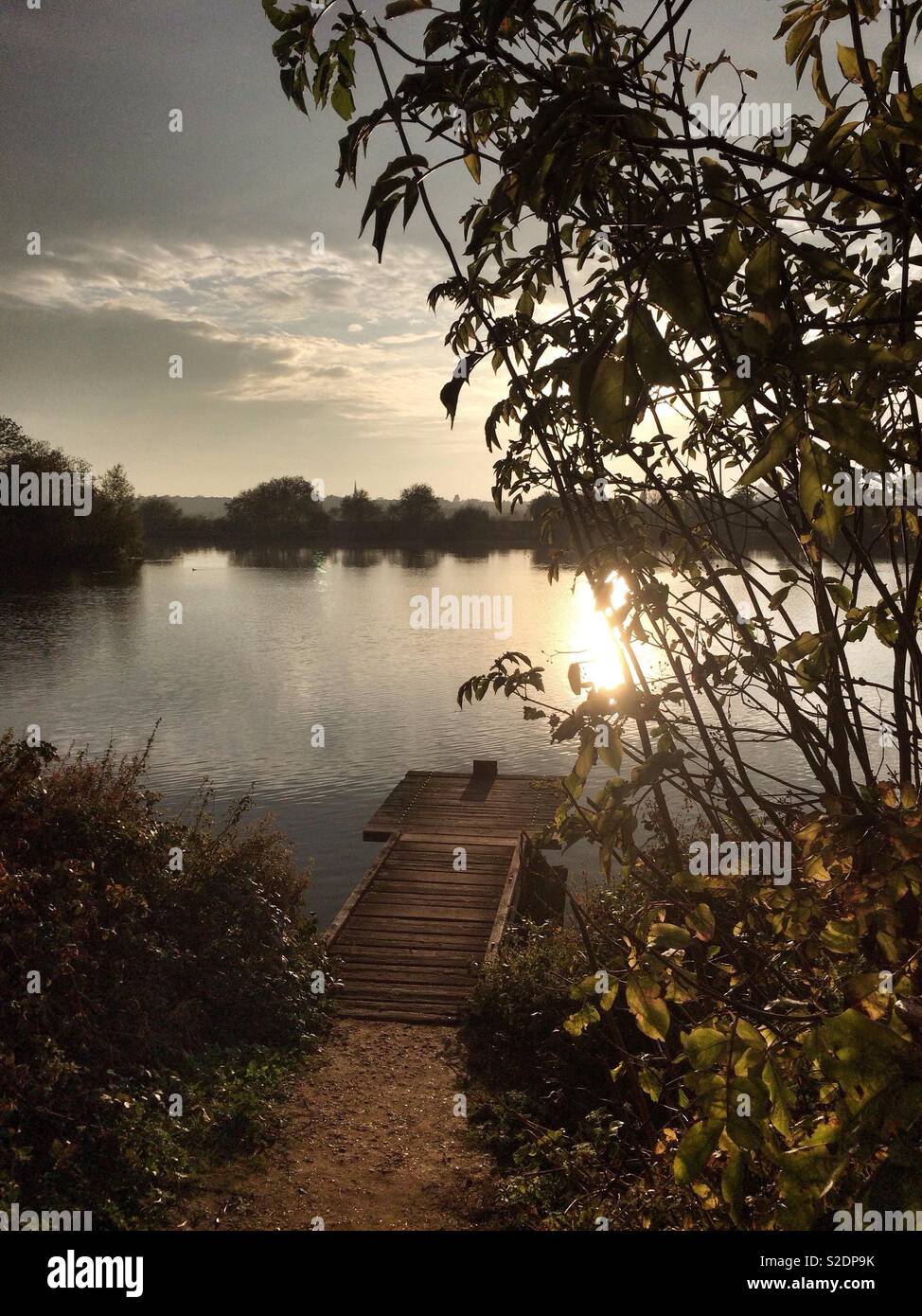 Eine leere Angeln Plattform bei Dämmerung, Walthamstow Feuchtgebiete, London UK - Smartphone-aufgenommenes Stockfoto