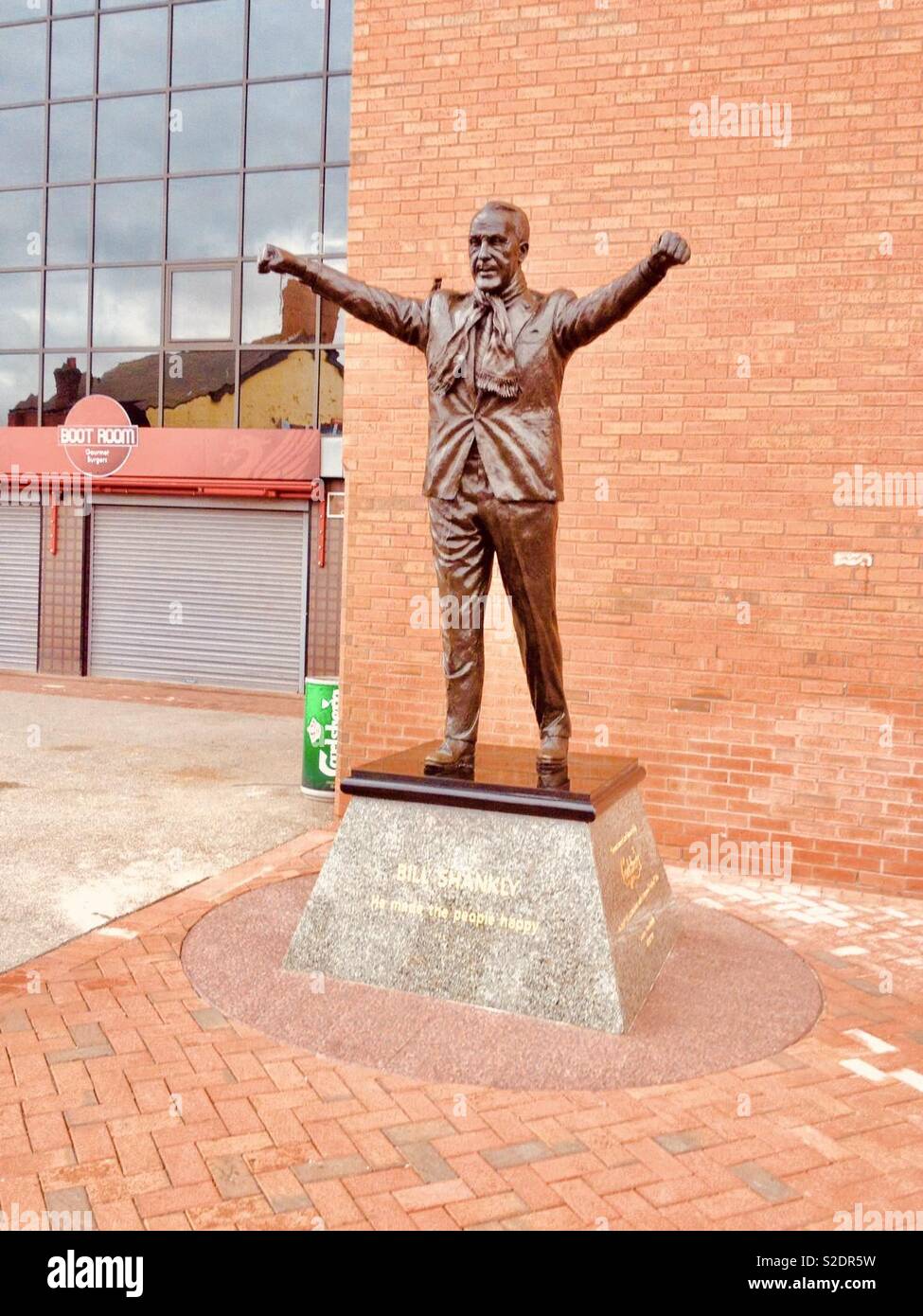 Statue von Bill Shankly außerhalb des Liverpool Football Club Stadion Anfield Stockfoto