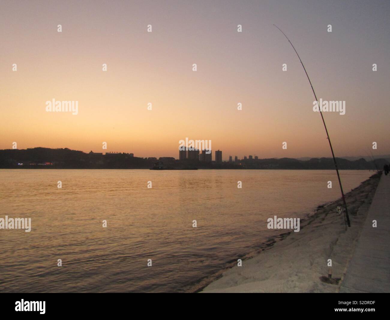 Sonnenuntergang am Fluss Yangtze, Yichang, China Stockfoto