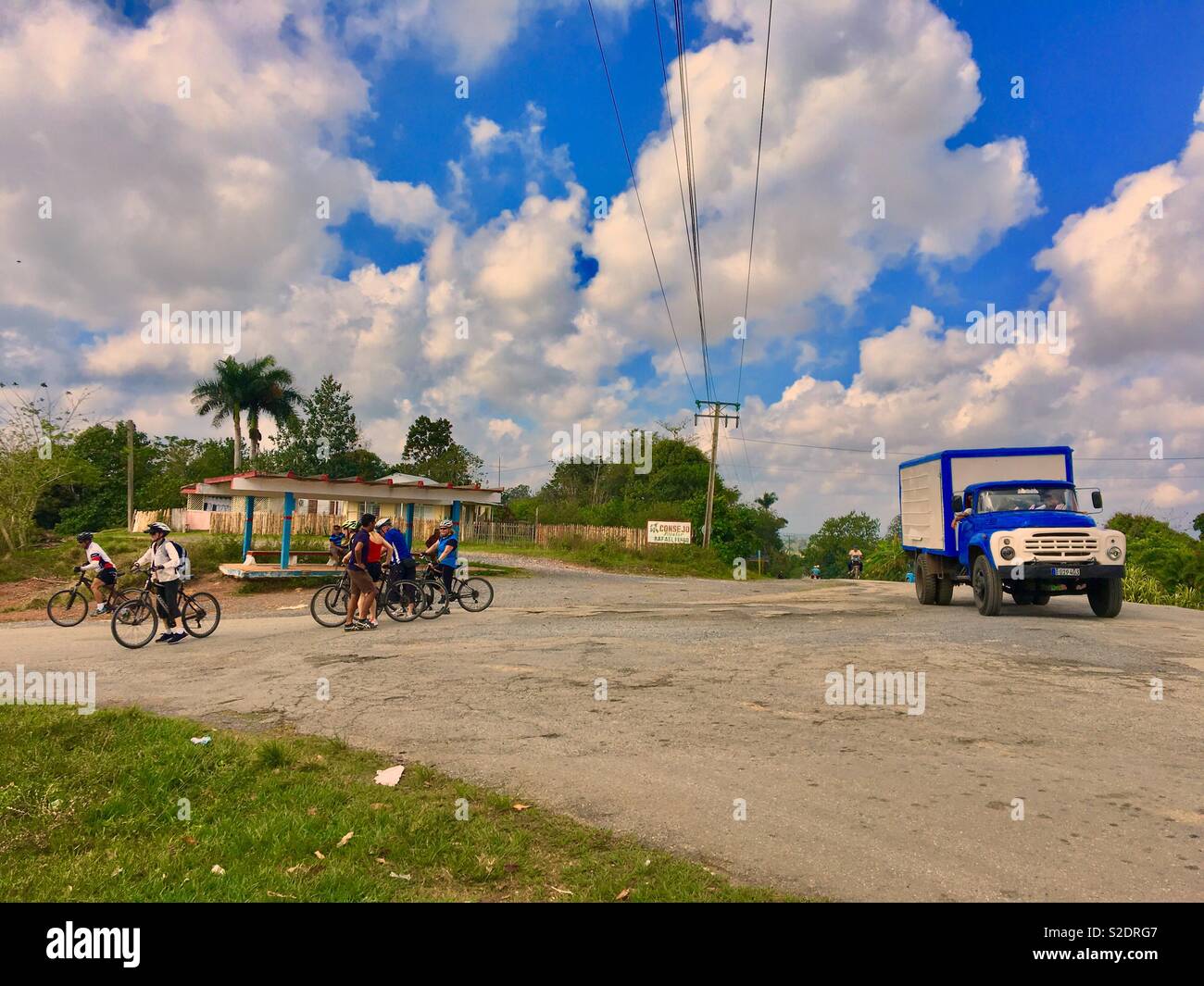 Touristen auf eine Fahrradtour in Viñales Kuba mit lokalen Kubaner, die in einem alten Vintage Stapler Stockfoto